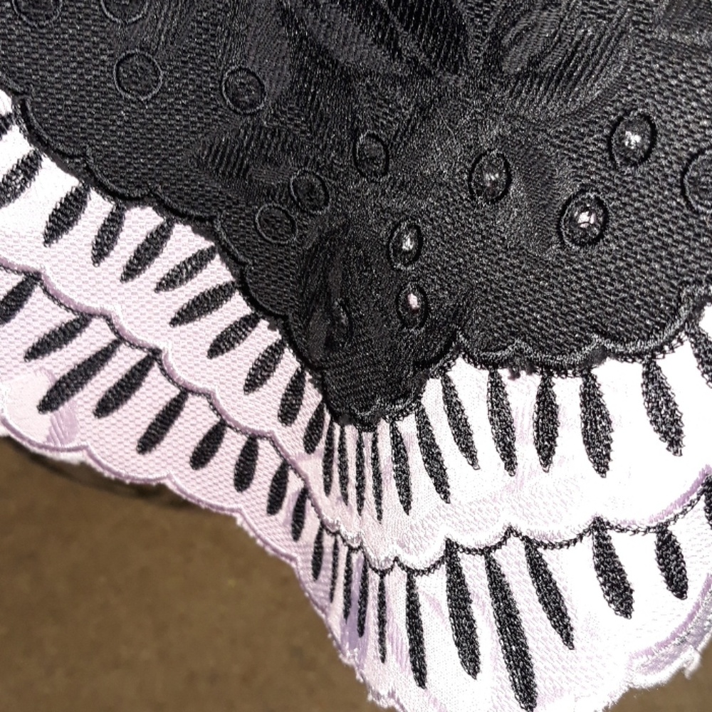 Really cute skirt with light pink trim - Picture 4 of 4